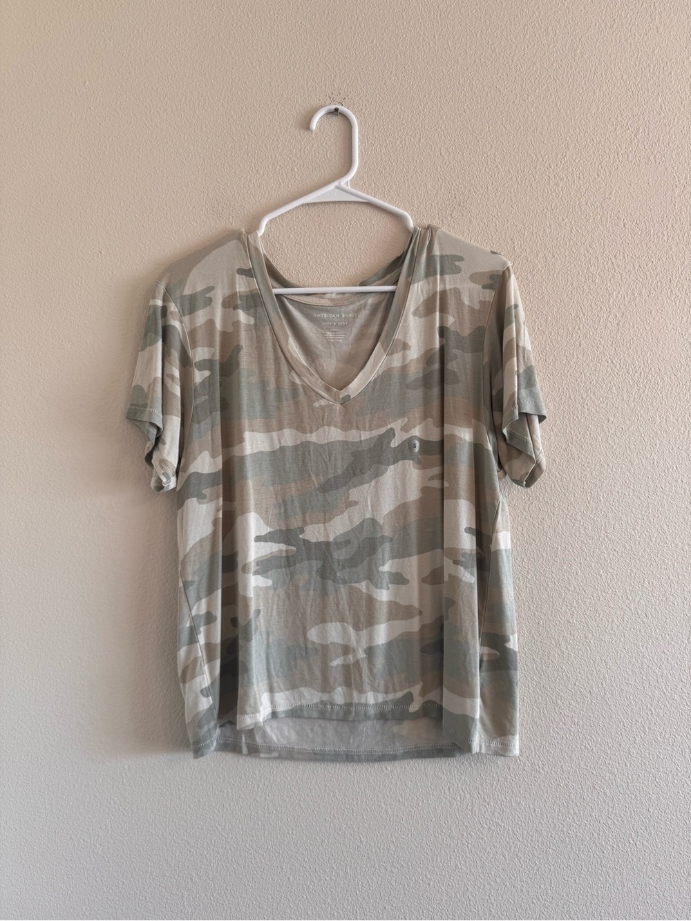 NWT American Eagle Outfitters Women's V-Neck Camo Tee - Neutral Green & Tan